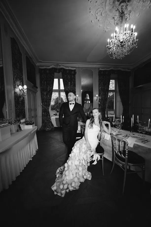 François et Coline dans un salon du Château de Goulaine, en noir et blanc