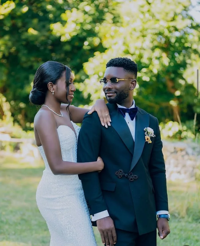 Chloé et Juvenal, la mariée enlaçant son époux, dans un jardin