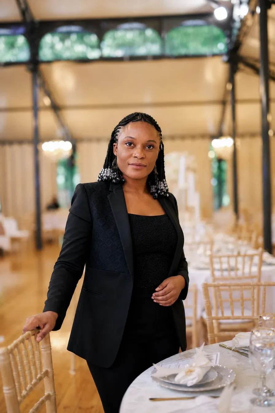 Portrait de Gloire, fondatrice de Thebest Event’s, dans une salle de réception dressée