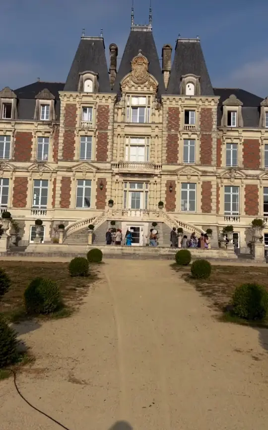 Film muet : visite d’un château en brique et pierre, sa façade à tourelles, son jardin à la française avec bassin, une terrasse sous un grand arbre et une statue dans le parc