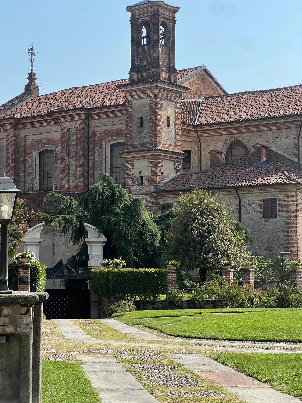 Le clocher en brique de l’église voisine, au-dessus des jardins de la Villa Merlin